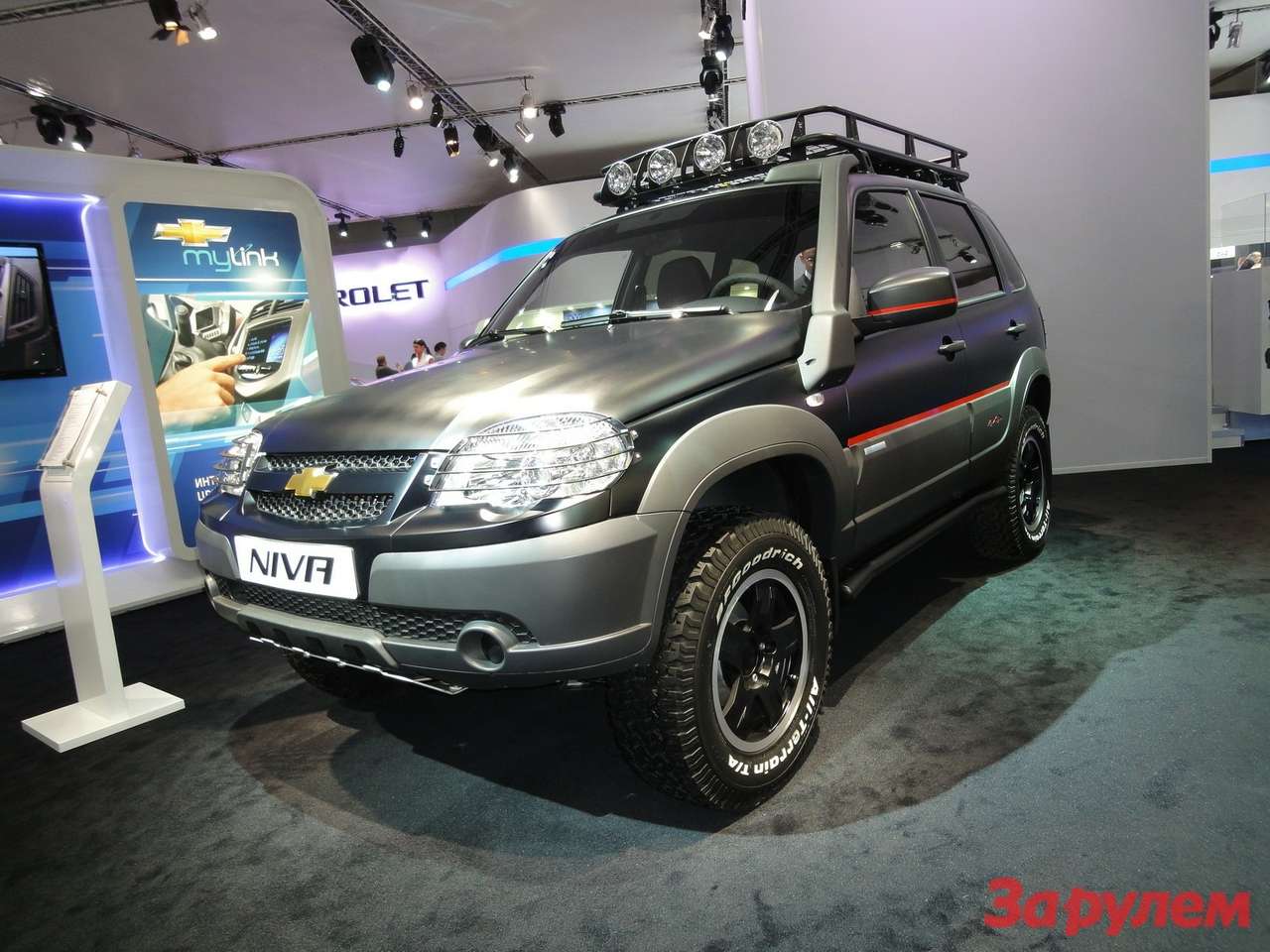 Нынешняя Chevi-Niva в новом обвесе на выставке в Москве