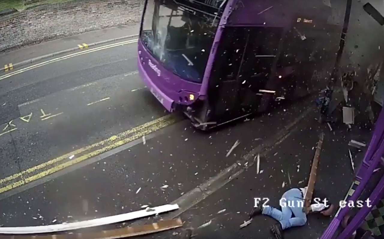 Родился в бронежилете: пешеход выжил после «свидания» с автобусом