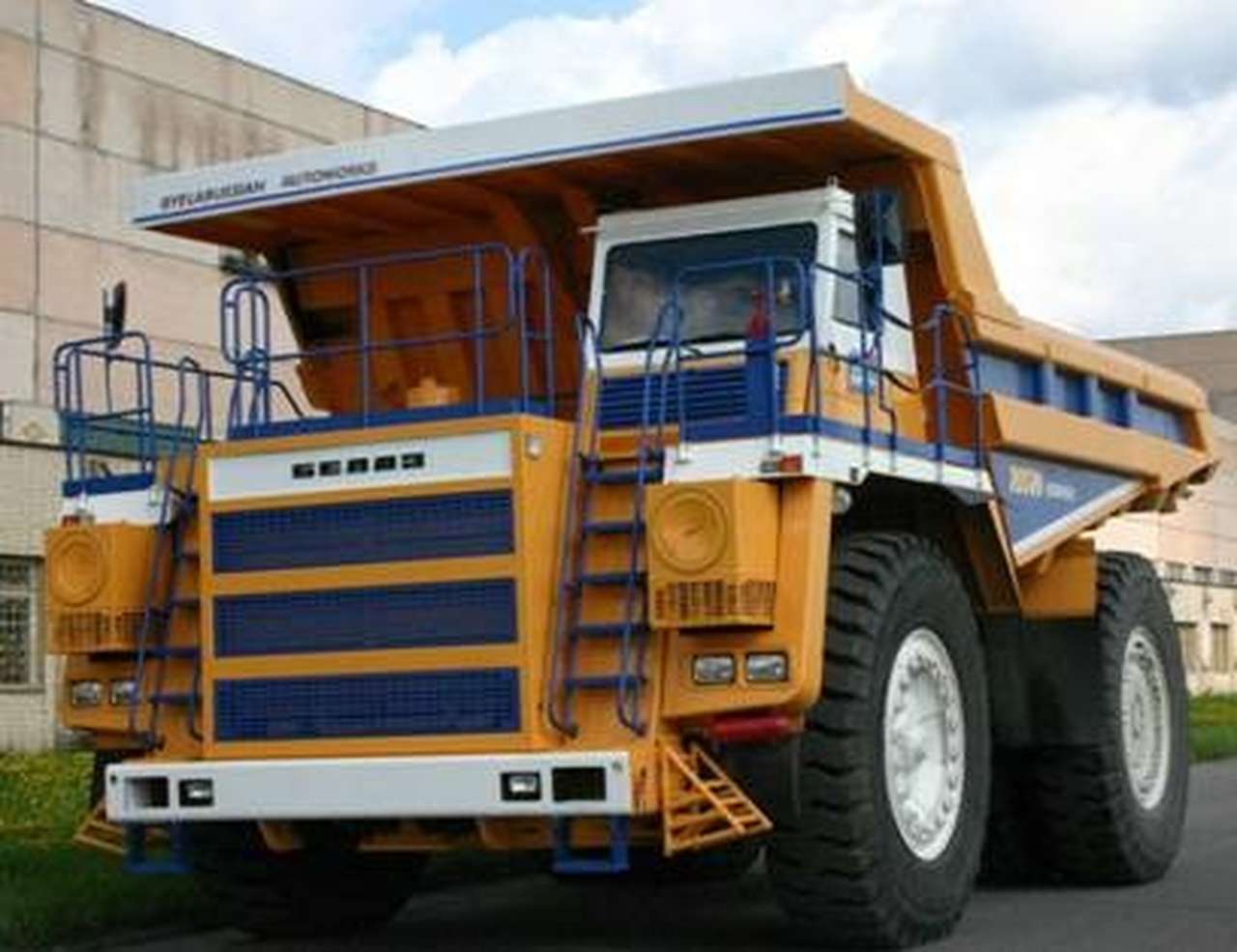 В Кузбассе начали собирать карьерные самосвалы БелАЗ