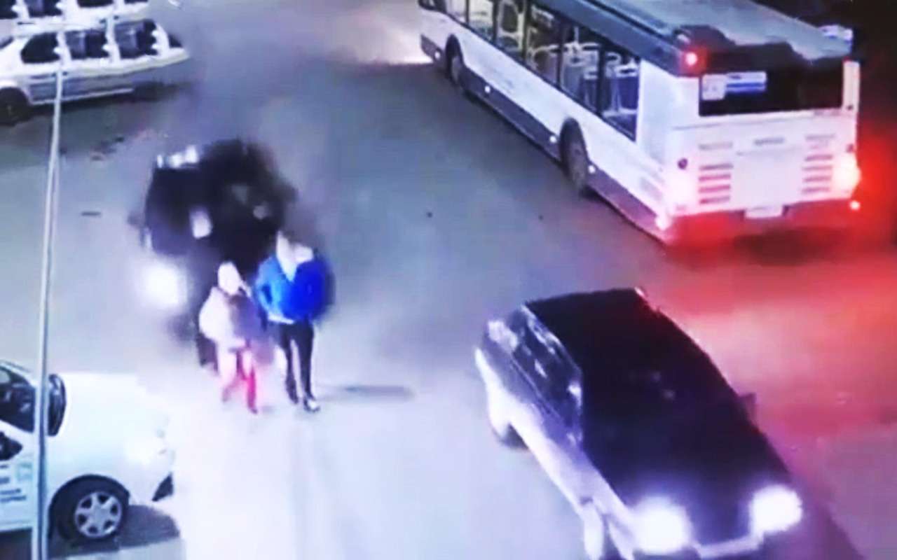 Девушка сбила троих подростков, перепутав газ с тормозом