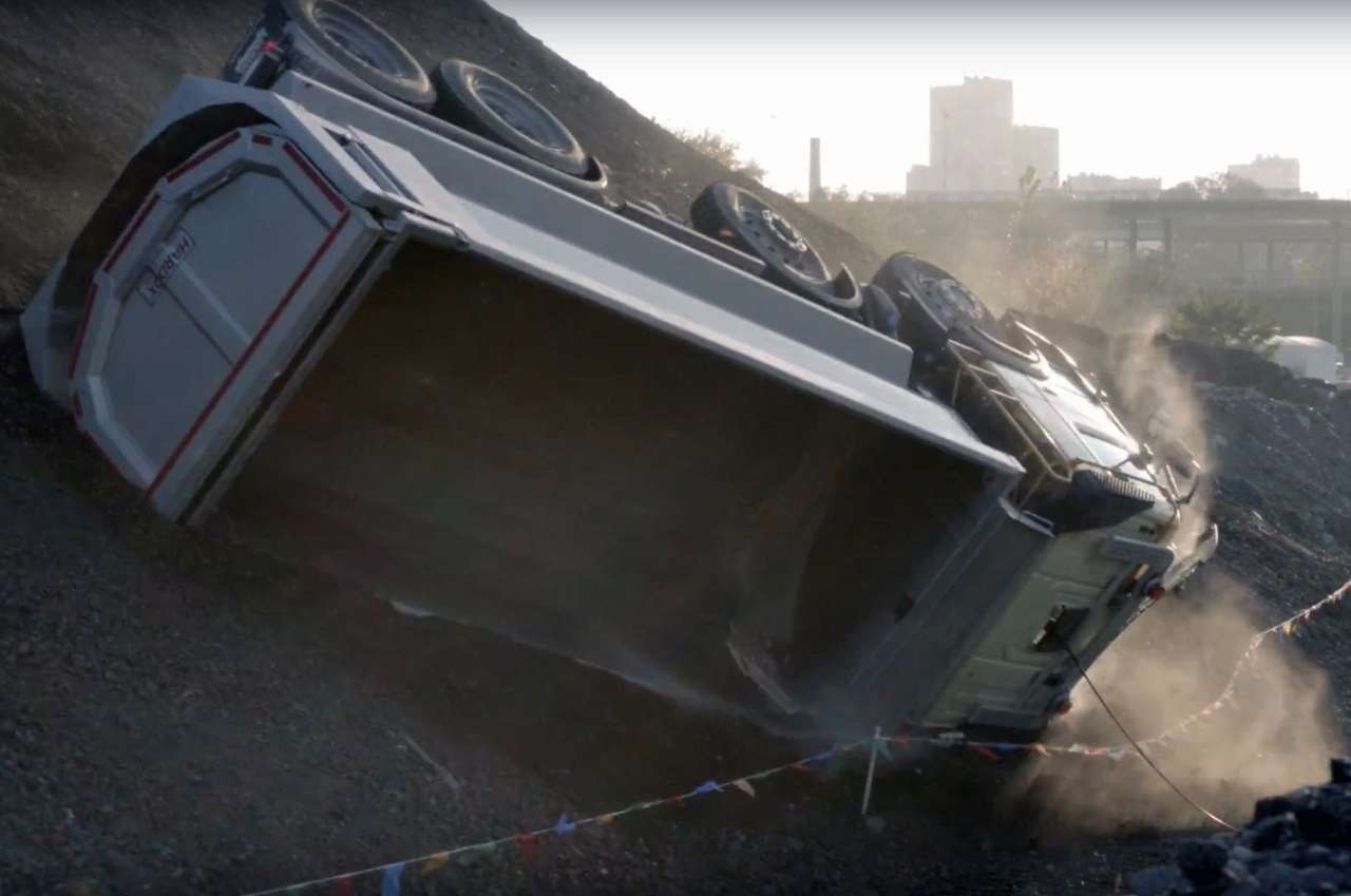 Грузовиком Volvo рулит четырехлетний ребенок (ВИДЕО)