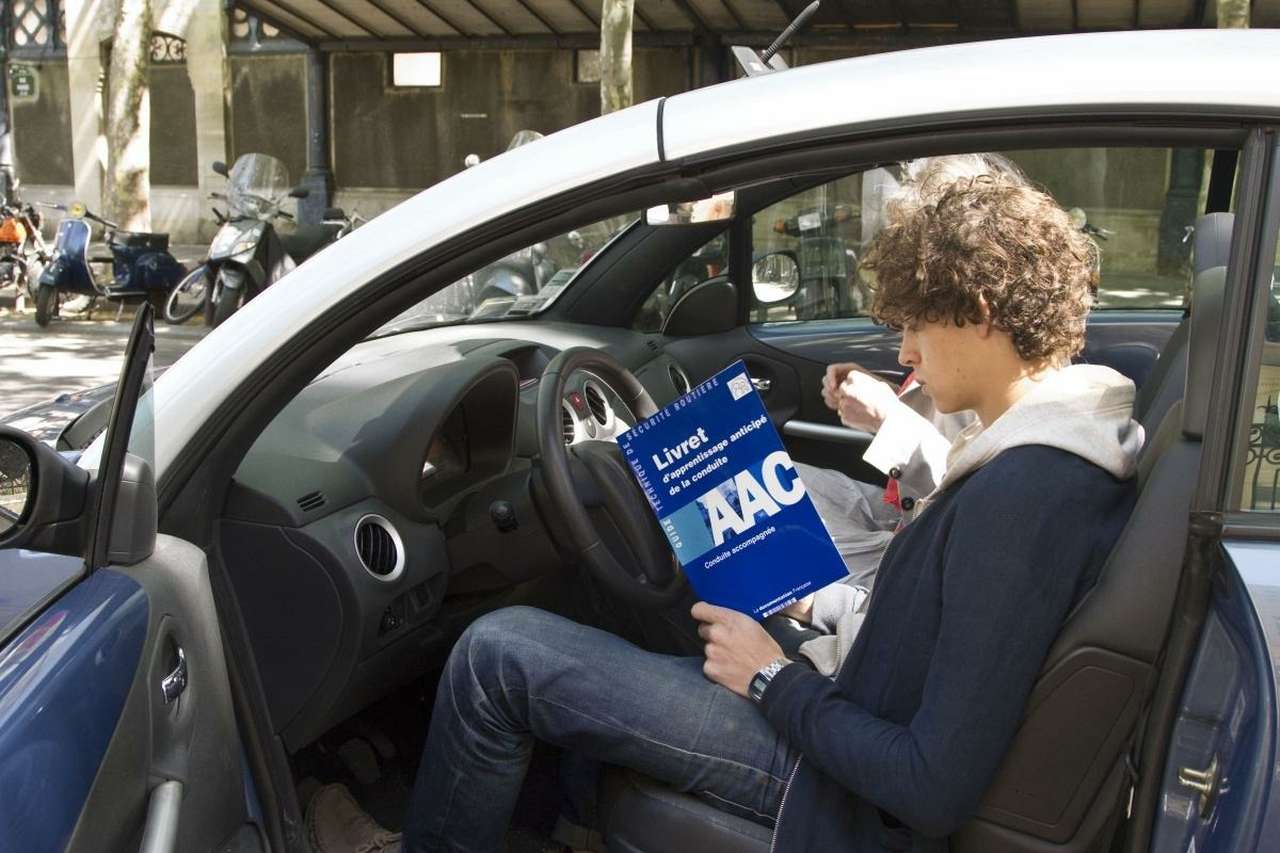 Франция разрешит управлять автомобилем с 15 лет