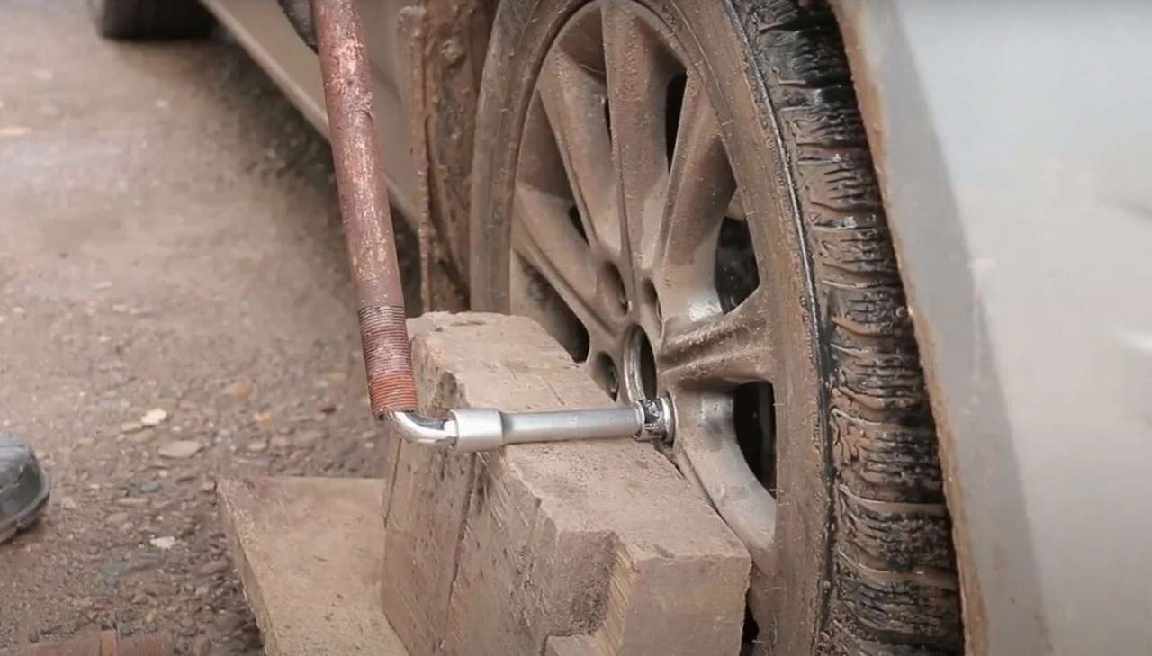 Использование большого рычага чревато сворачиванием головки болта