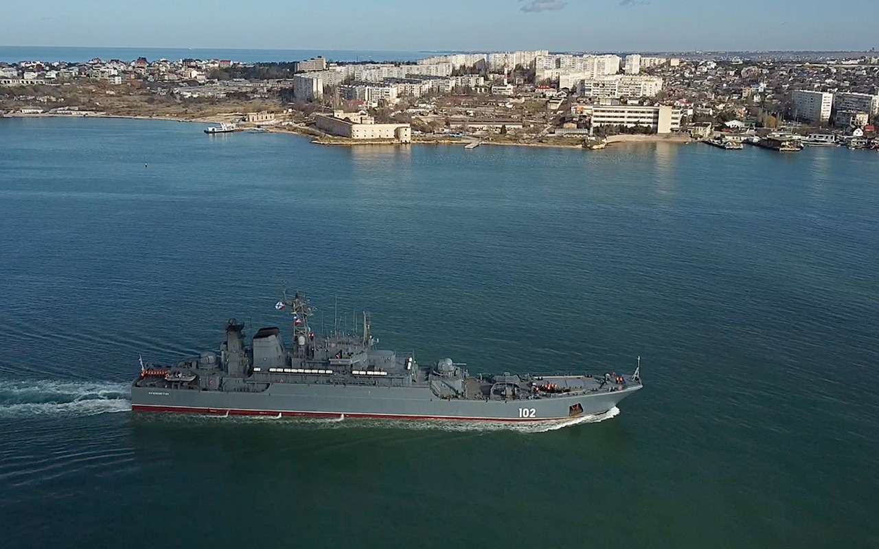 Корабли ВМФ начали возить автомобили туристов через Керченский пролив