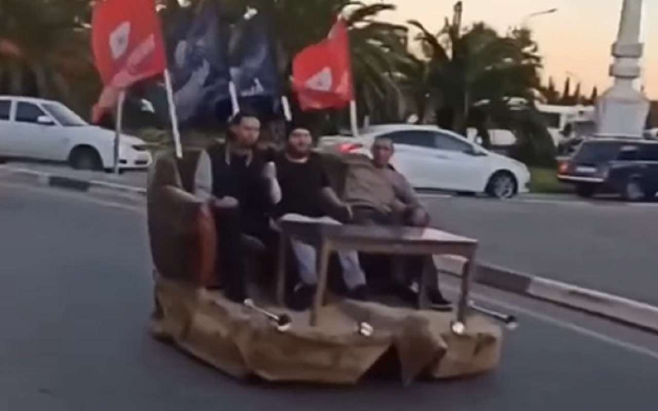 В Сочи остановили водителя и двух пассажиров, едущих на диване