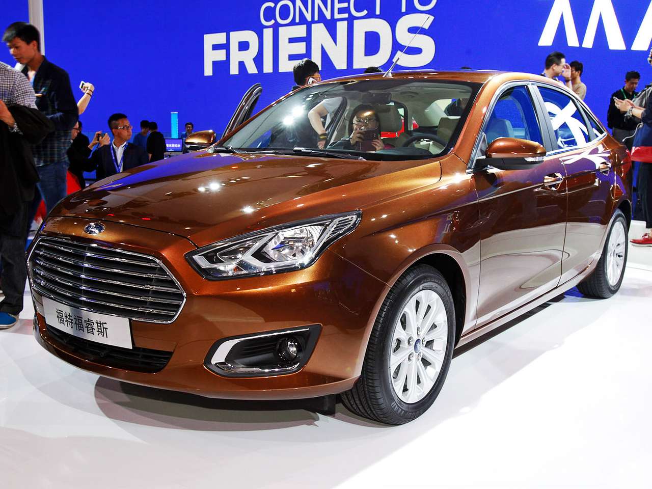 Седаны C-класса в Китае сейчас занимают 25% рынка. Но самое главное, что, по оценкам аналитиков, до 2017-го этот сегмент в абсолютном измерении вырастет примерно на 45% – с нынешних 5,0 до 7,2 миллиона автомобилей в год