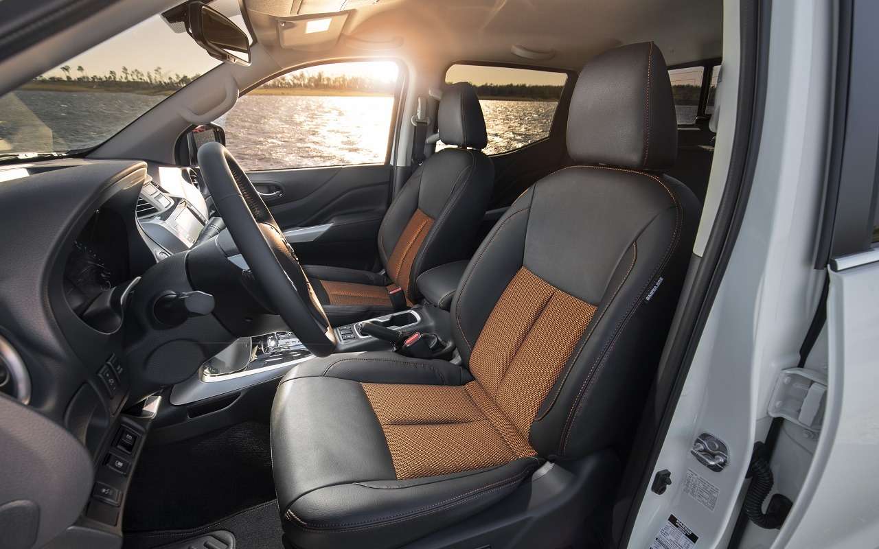 Интерьер Nissan Navara