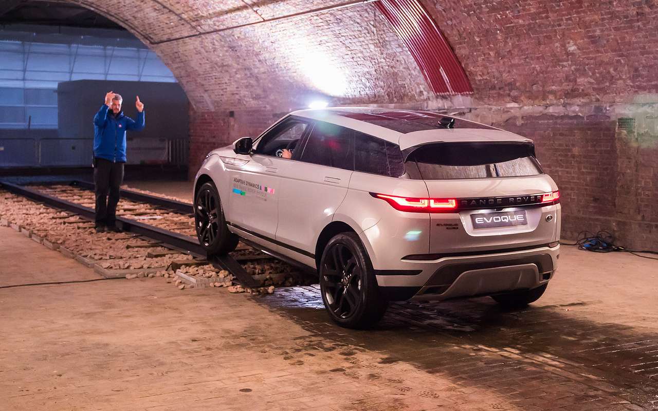 Для демонстрации функции «прозрачный капот» англичане построили препятствие, имитирующее железнодорожные рельсы…