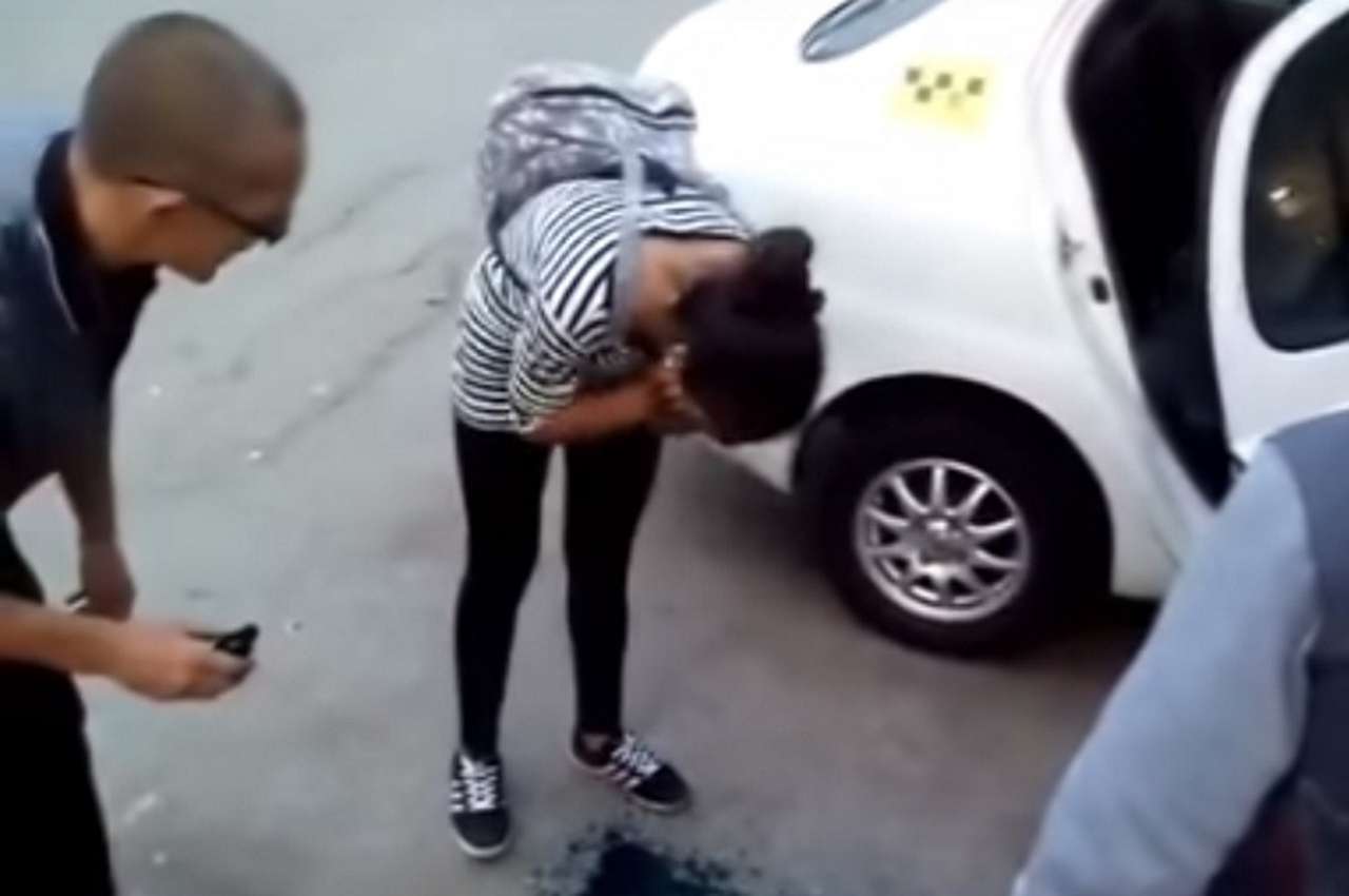 Таксисты, умывшие девушек зеленкой, уволены с работы