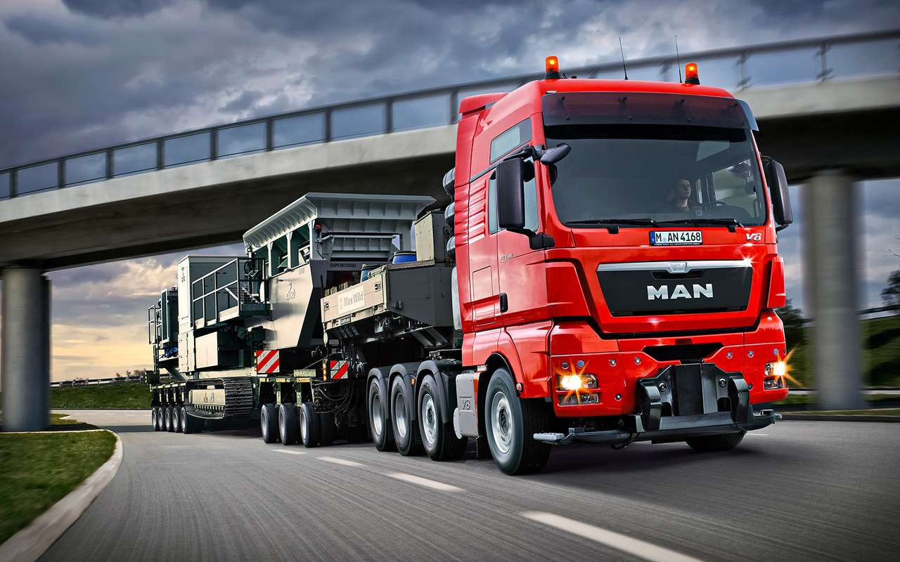 Ведущие мосты на задней балансирной тележке – со ступичными планетарными редукторами и блокировками дифференциалов. Второй управляемый мост – «ленивый», с пневмоподвеской.