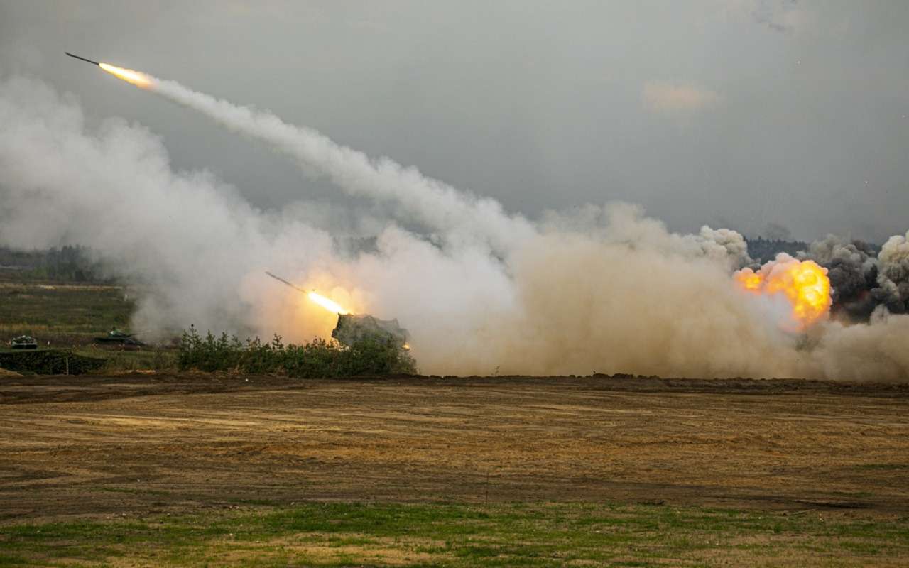 Наведение и пуск ракет с боеприпасами происходит в автоматическом режиме.