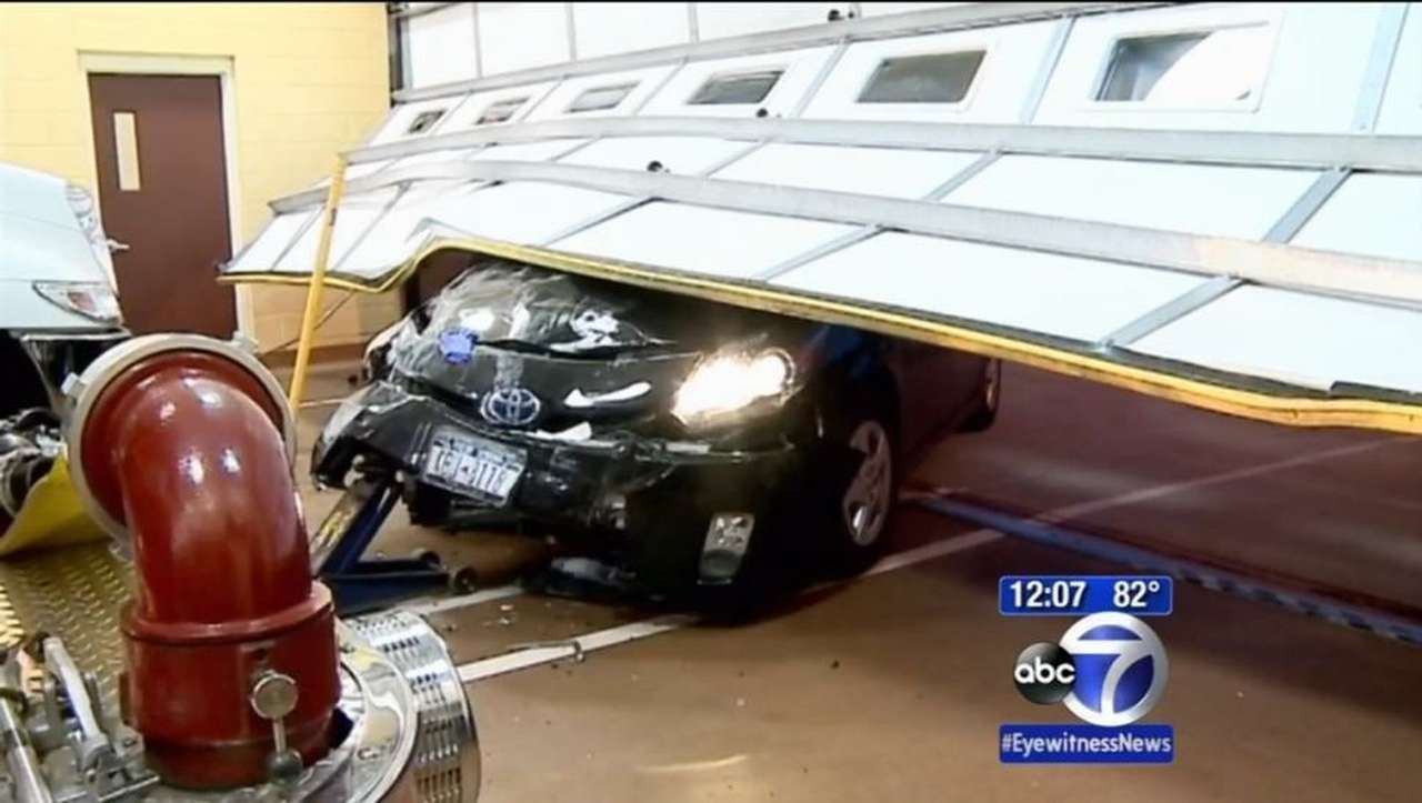 Пьяная автомобилистка с краденым питоном на шее врезалась в пожарное депо