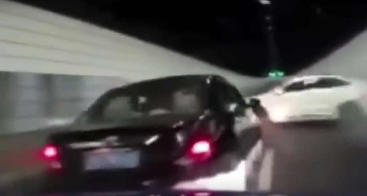 Поднебесный «форсаж»: китайский лихач устроил впечатляющее ДТП в тоннеле