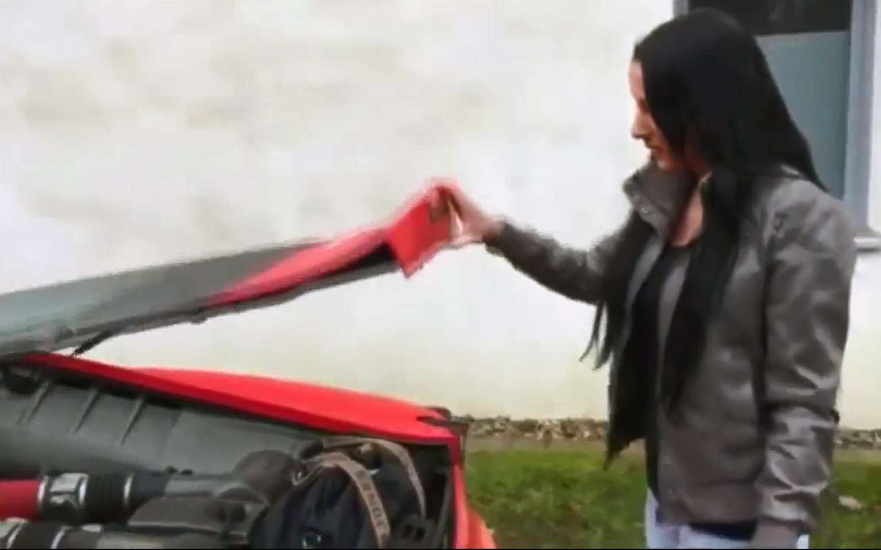 Девушка просто не знала, где багажник у Ferrari (ВИДЕО)