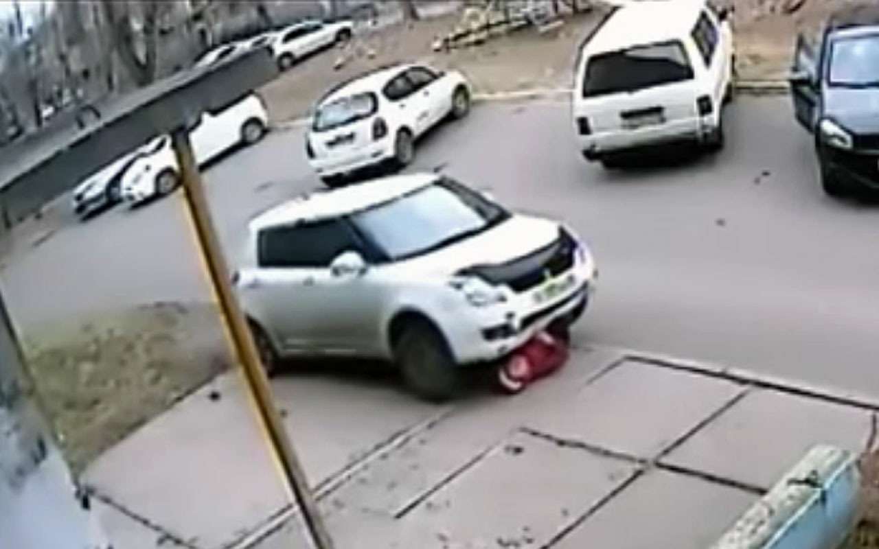 Водитель, проехавший по пенсионерке, задержан