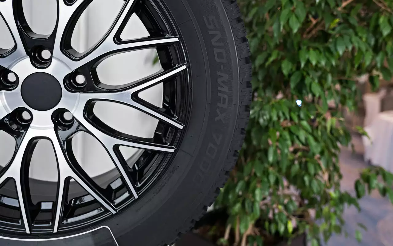 Конструкция шины и резиновые смеси призваны обеспечить, в том числе, максимально долгое удержание шипов от выпадения и высокую ходимость.