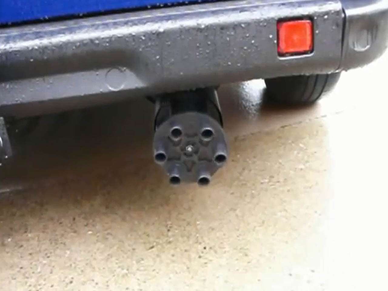 Пулемет вместо выхлопной трубы (ВИДЕО)