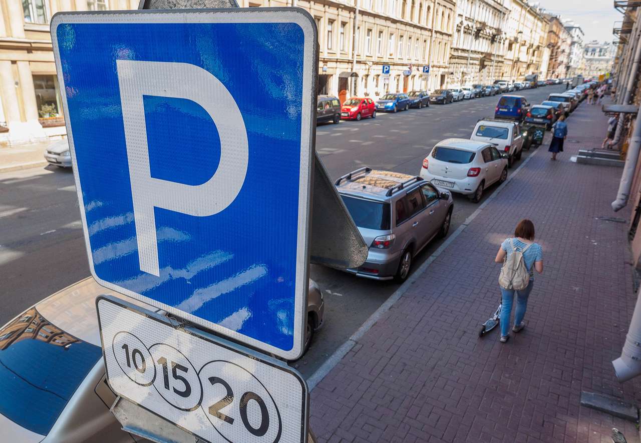 Ночью - бесплатно, днем - в зависимости от дохода: платные парковки ждут изменения