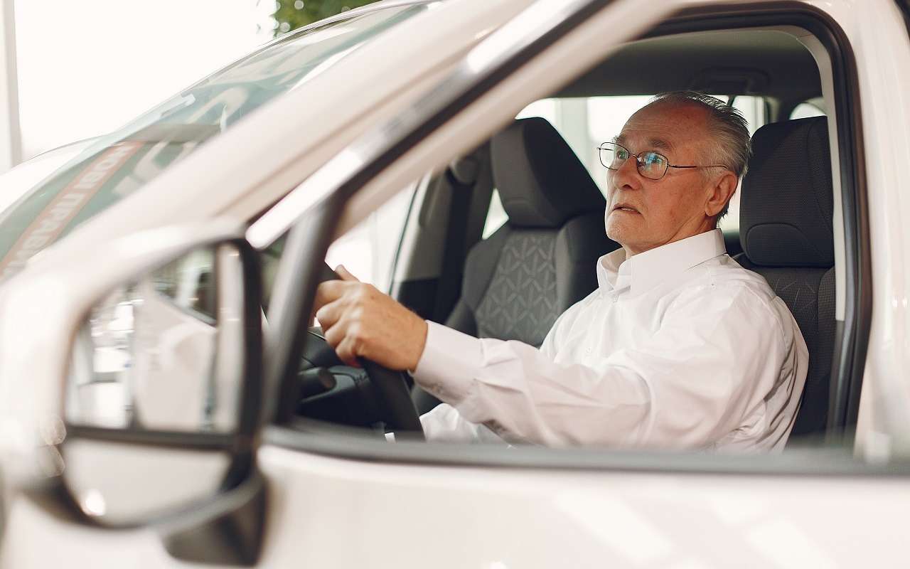 Людям старше 70 лет предложили ограничить вождение авто по возрасту