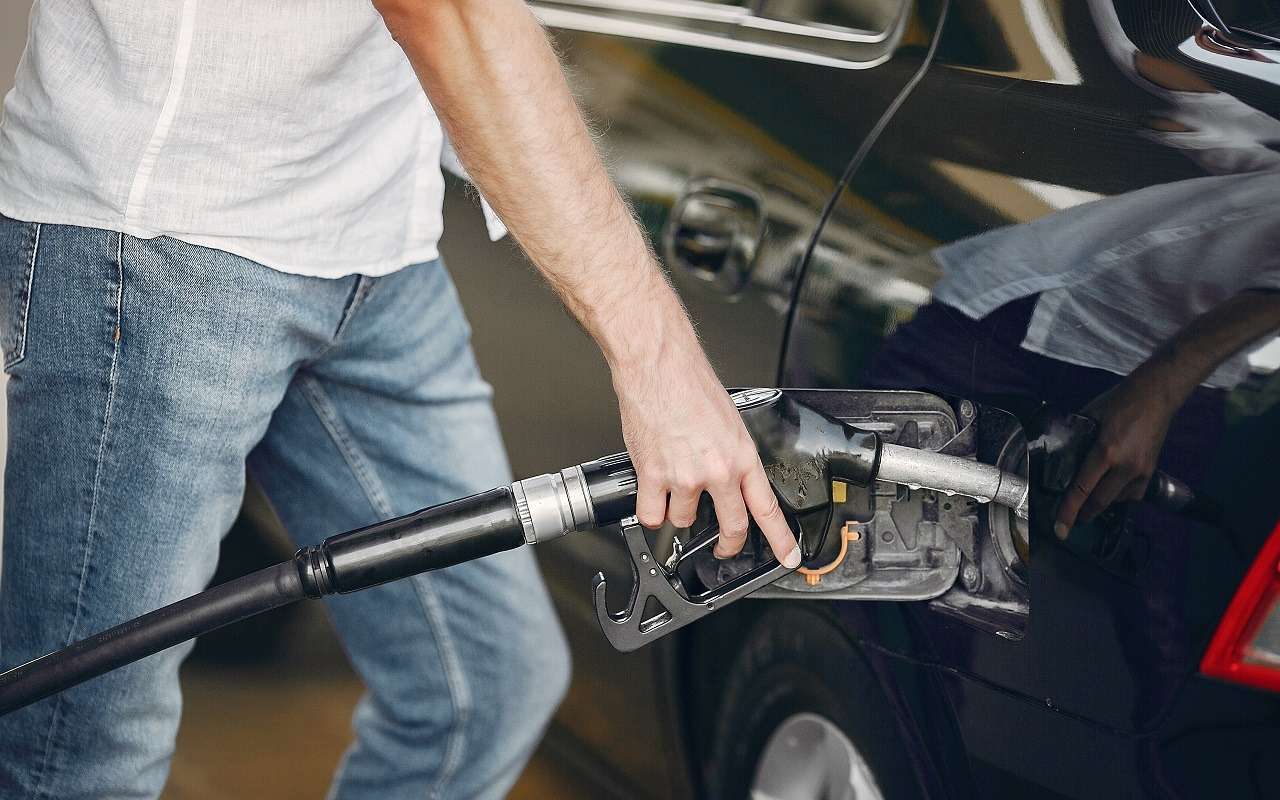 Специалисты напомнили, как машина сигнализирует о плохом бензине