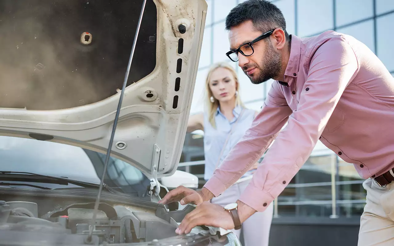 Часто для отвлечения внимания жертвы в дело вступает симпатичная девушка.