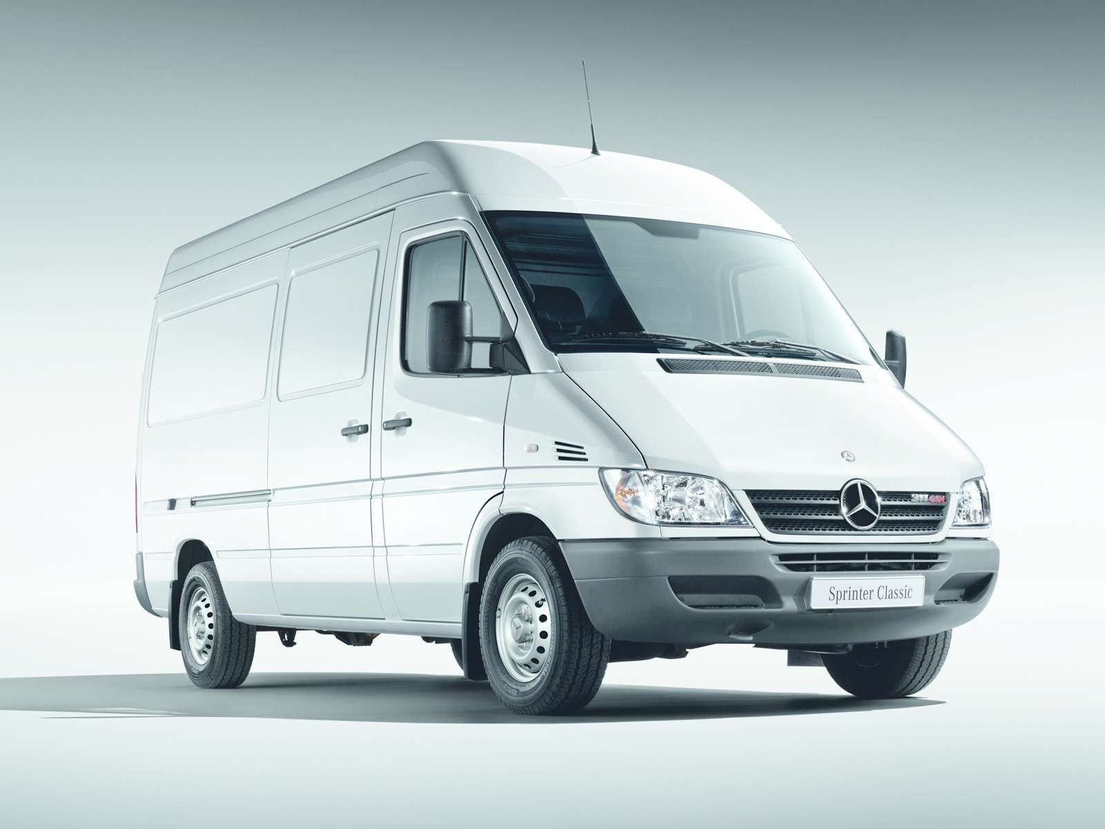 Чёрный Mercedes Sprinter Classic 19