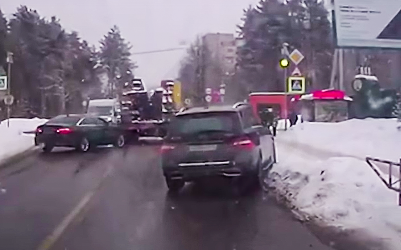 Тягач потерял прицеп: кто не спрятался... (видео)