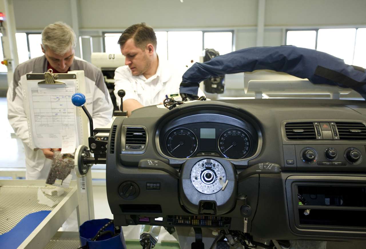 В правительстве обсуждают, кто будет поддерживать автопром