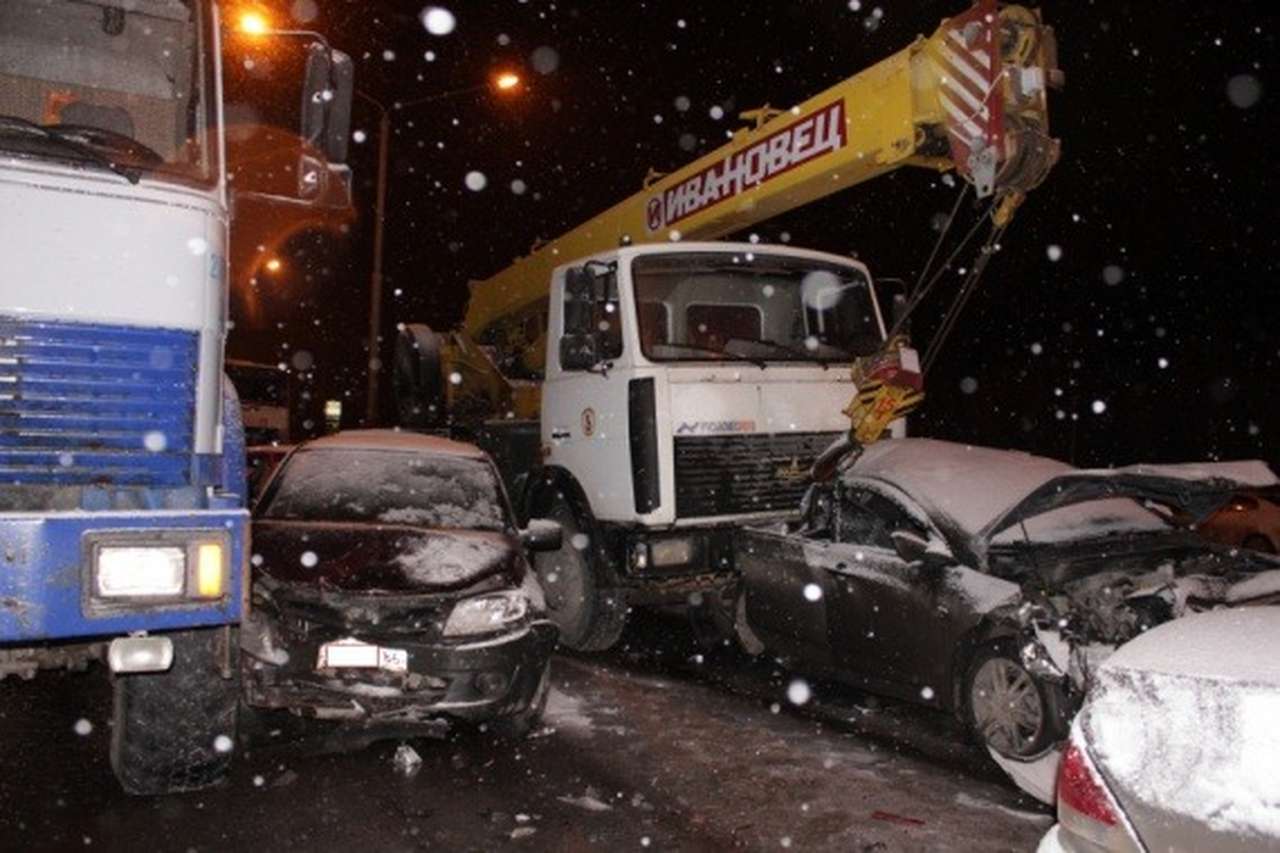 Пьяный крановщик разбил 7 автомобилей в Сургуте