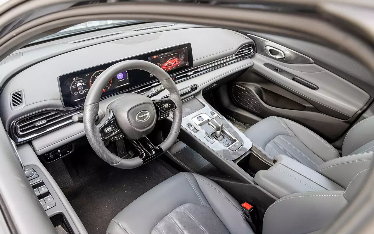 Интерьер с отличным балансом между современным техностилем и здоровым консерватизмом. Материалы не самые дорогие, но и кричащей дешевизны нет. В качестве альтернативы черной обивке сидений предлагается бежевая.