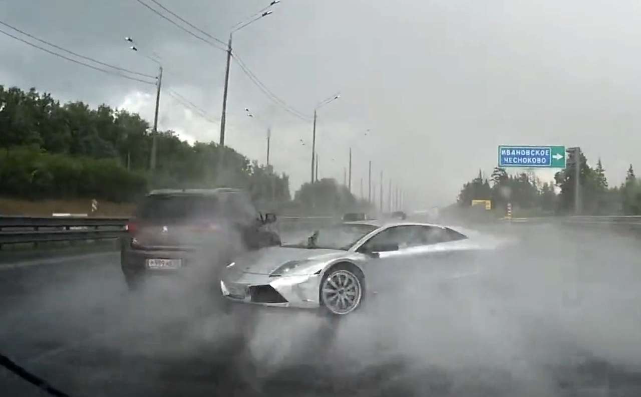 Водитель Lamborghini не справился с аквапланированием в Подмосковье