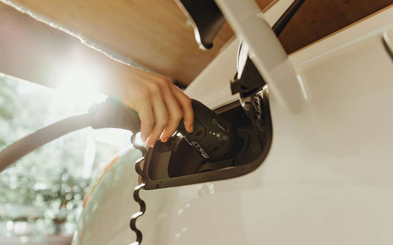 Когда электромобили перестанут нуждаться в зарядке? Мнение эксперта