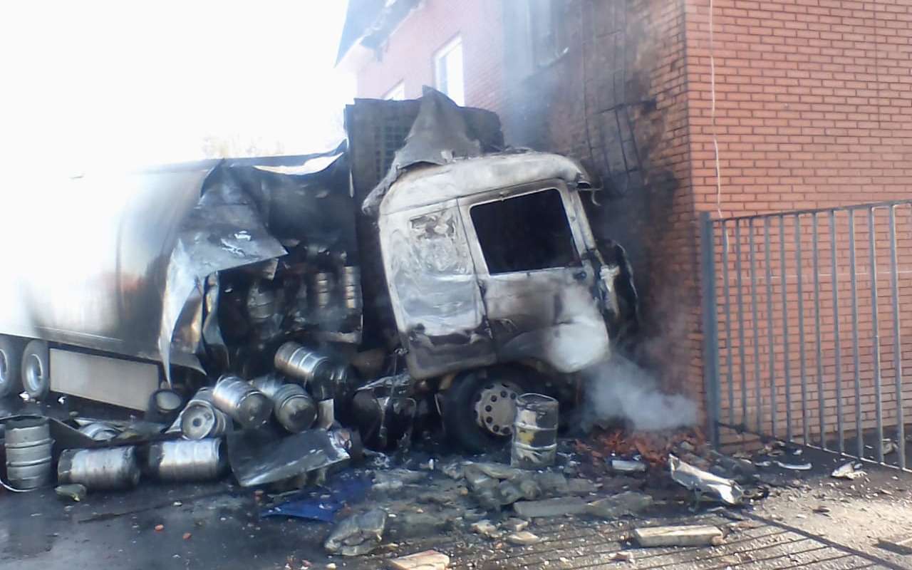 Фура вылетела на встречку: разбила легковушку и здание!