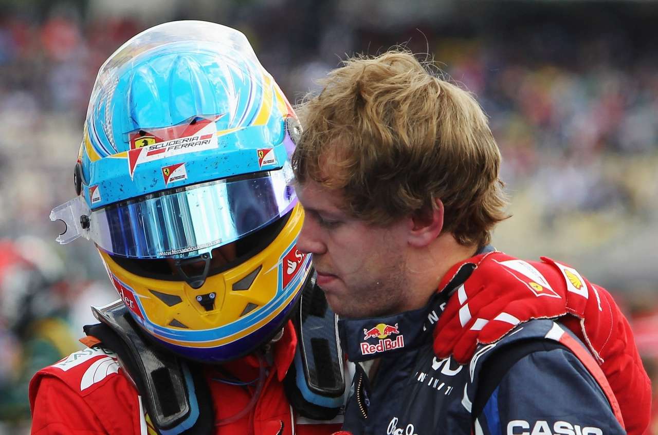 Себастьян Феттель (справа) видится главным конкурентом Фернандо Алонсо, но пока разрыв между ними только увеличивается