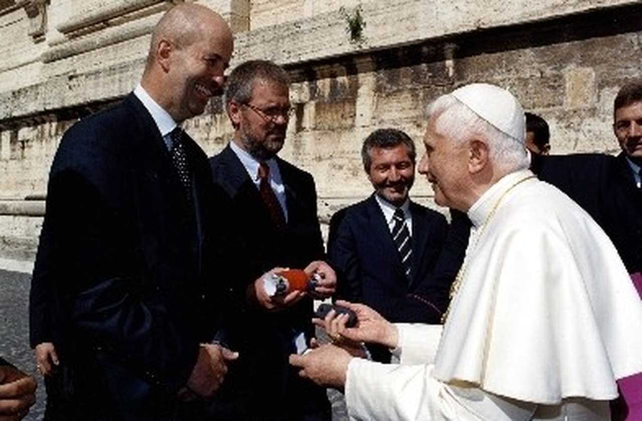 Земляки вручили Папе новенький BMW X5