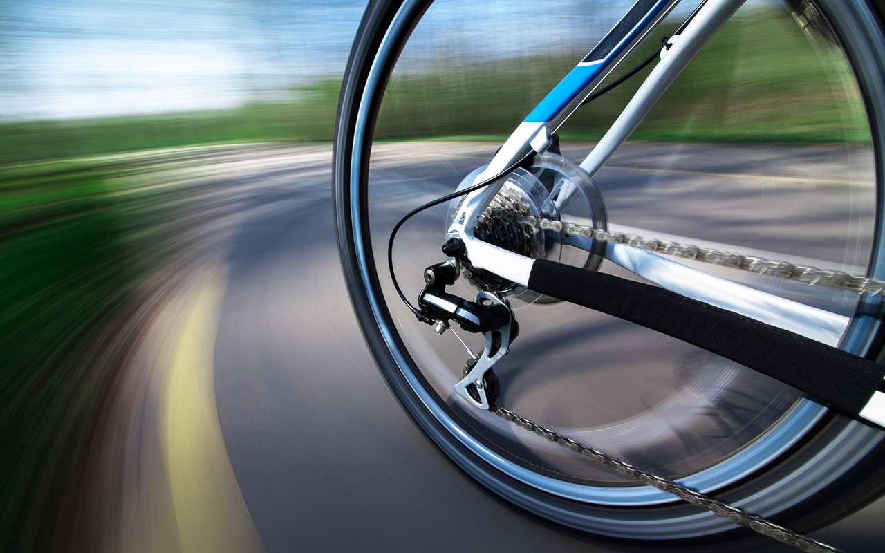 Велосипедист летел по автомагистрали со скоростью 90 км/ч. Полиция его тормознула