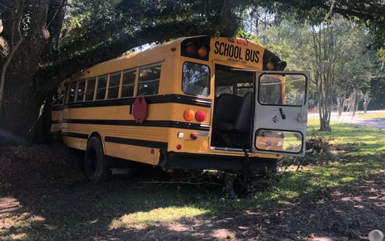 Ребенок угнал школьный автобус