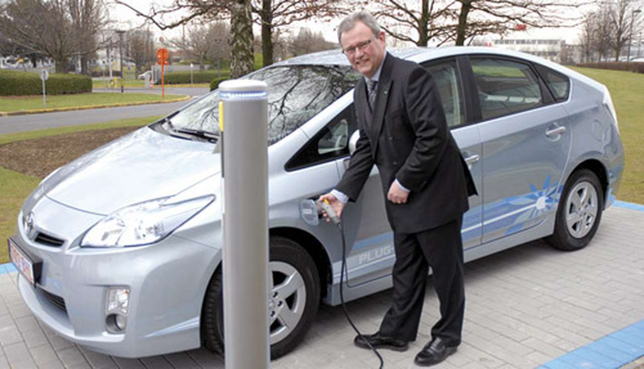 Дидье Стивенс у станции подзарядки около европейской штаб-квартиры Toyota в Брюсселе.
