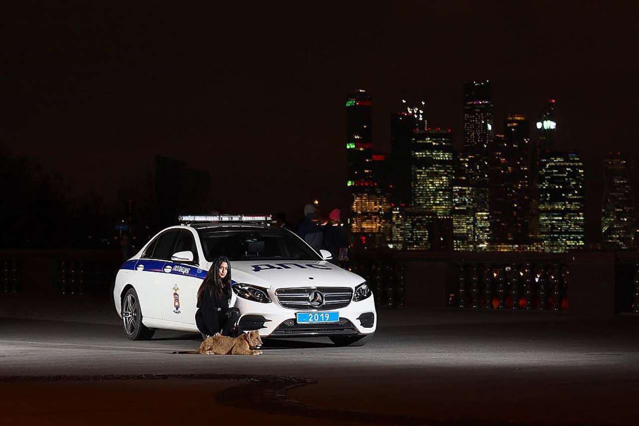 Мажорка  устроила фотосессию с машиной ДПС. В МВД задумку не оценили