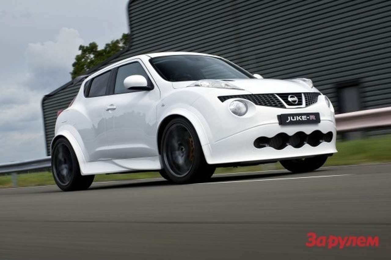 На фотографиях не очень заметно, но у товарного Juke-R несколько иной обвес, улучшающий его аэродинамические свойства