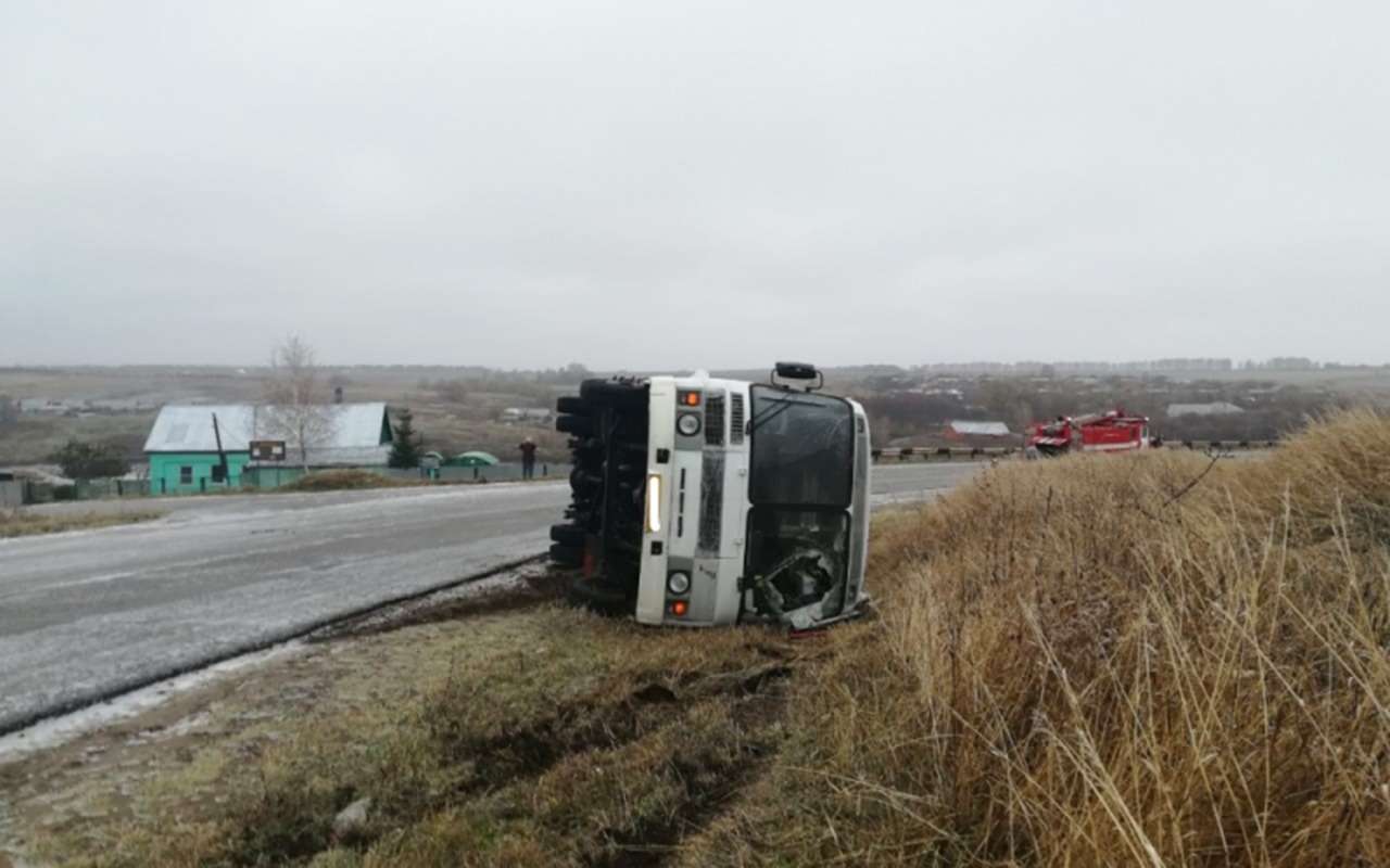 В Тульской области перевернулся автобус