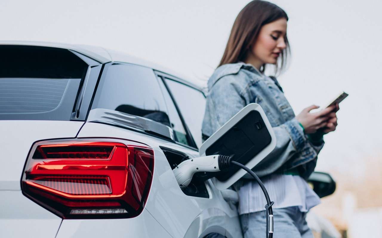 Toyota Highlander подешевел в России на 23%: свежая статистика цен на гибриды