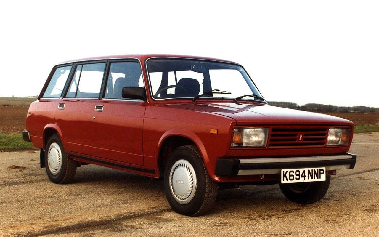 Экспортная британская Lada Riva 1500 с оригинальной, местной решеткой радиатора и правым рулем.