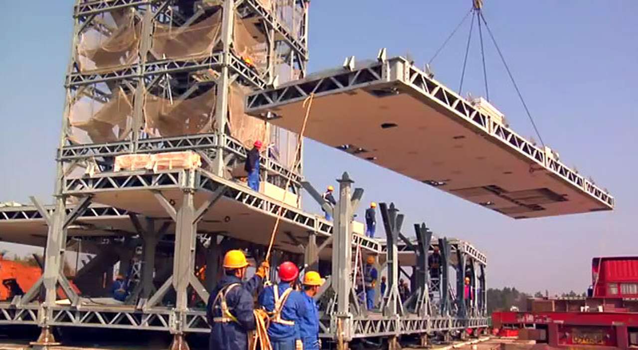 Строить китайцы умеет очень быстро. Этот 30 этажный отель был построен компанией Broad Sustainable Building всего за 15 дней