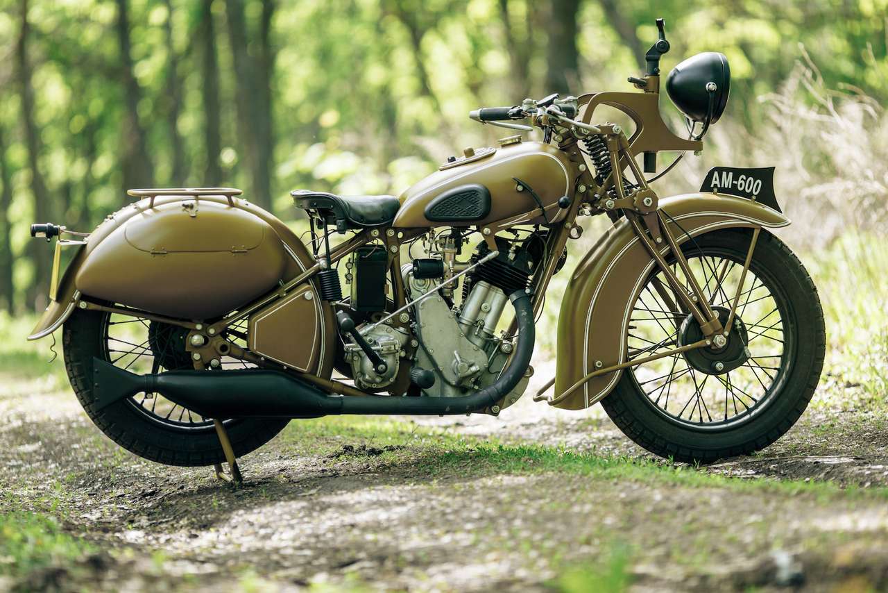 В 1934 году Народный комиссариат тяжелой промышленности принял решение об организации мотоциклетного производства на Таганрогском инструментальном заводе имени Сталина. Во время Первой мировой войны ТИЗ производил артиллерийские снаряды, взрыватели к ним, сельскохозяйственное оборудование и инструменты.