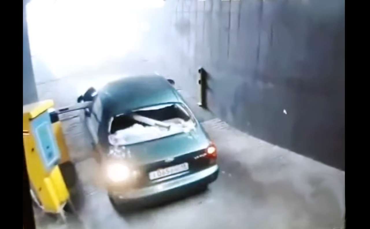 Отстань, противный! - нервная схватка водителя со шлагбаумом