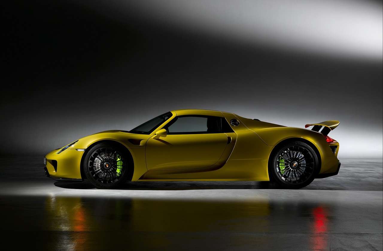 Поставили на паузу: преемник Porsche 918 затерялся среди новинок