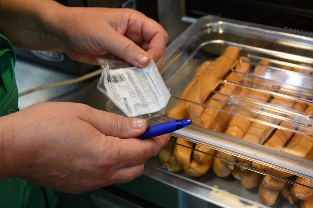 Специалисты рассказали, как не отравиться в кафе при АЗС