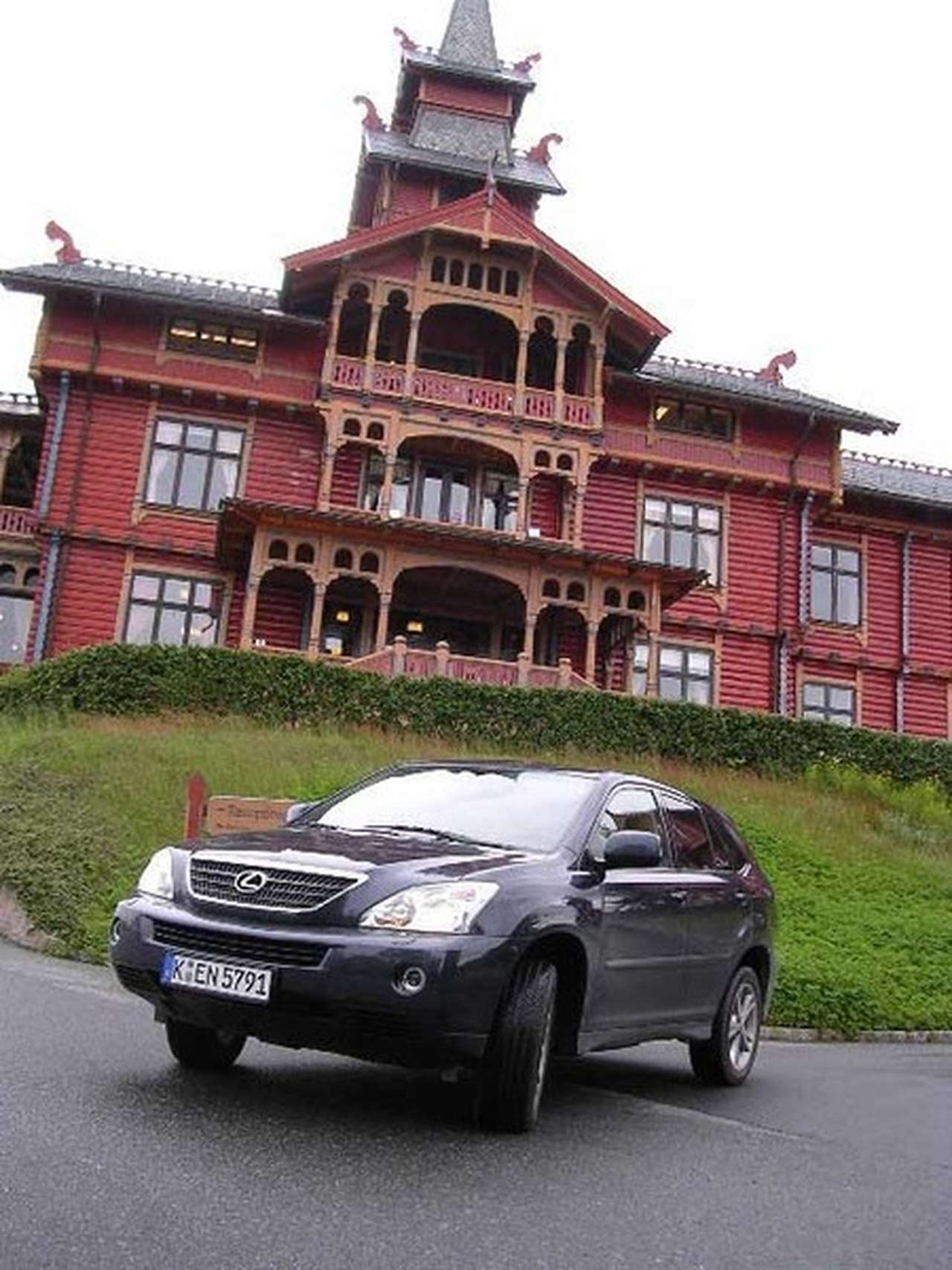 Toyota ставит цель продать миллион гибридов