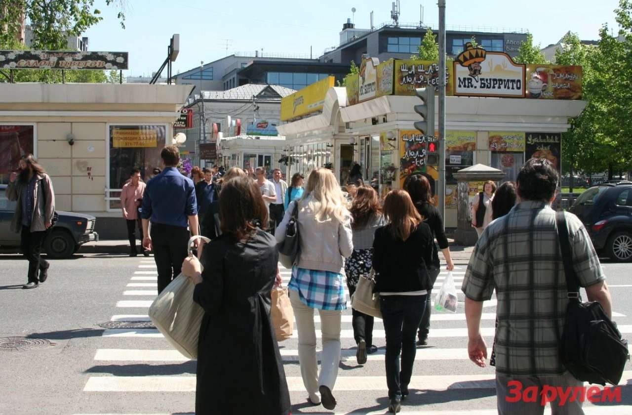 По сигналу "Красный человечек" все обязаны дружно рвануть по "зебре". Это по-нашему.